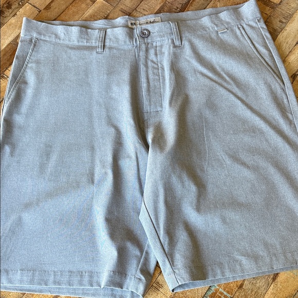 Travis Mathew Light Gray Beck Shorts 38 - Picture 1 of 4